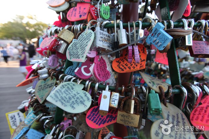 To All The Boys 3 love locks Seoul