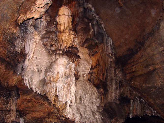 "File:Korea-Danyang-Gosu Cave 3174-07.JPG" by Steve46814 is licensed under CC BY-SA 3.0 