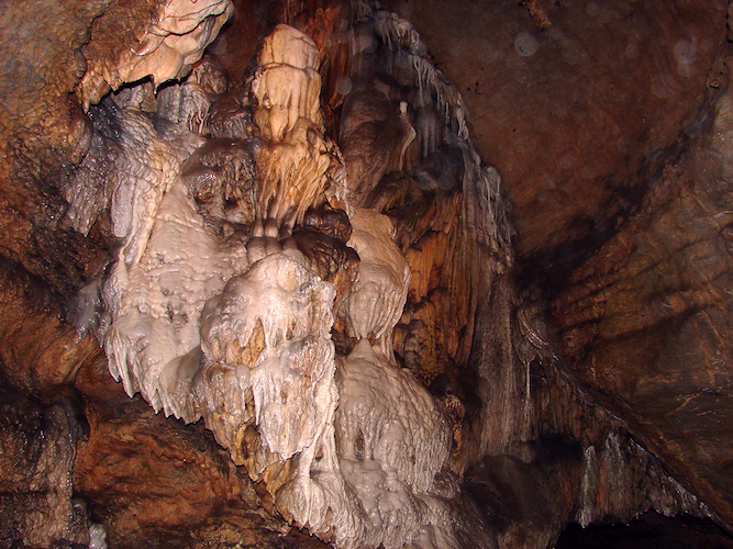 "File:Korea-Danyang-Gosu Cave 3174-07.JPG" by Steve46814 is licensed under CC BY-SA 3.0