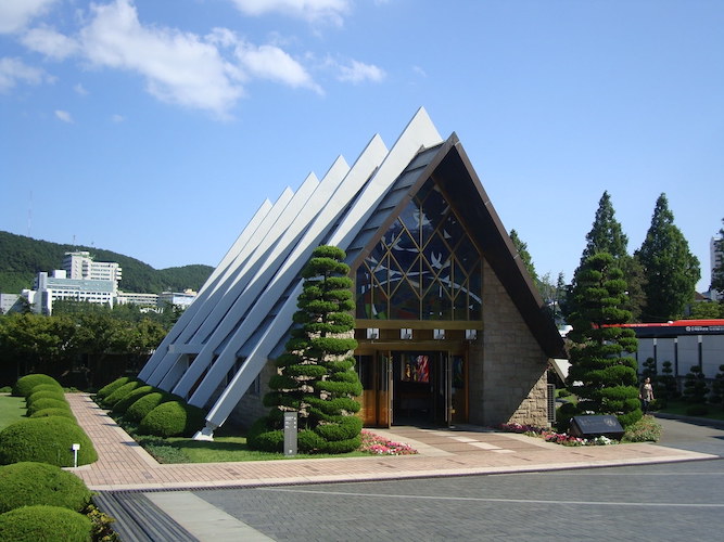 "United Nations Memorial Cemetery in Korea (Busan)" by Jens-Olaf is licensed under CC BY-NC 2.0