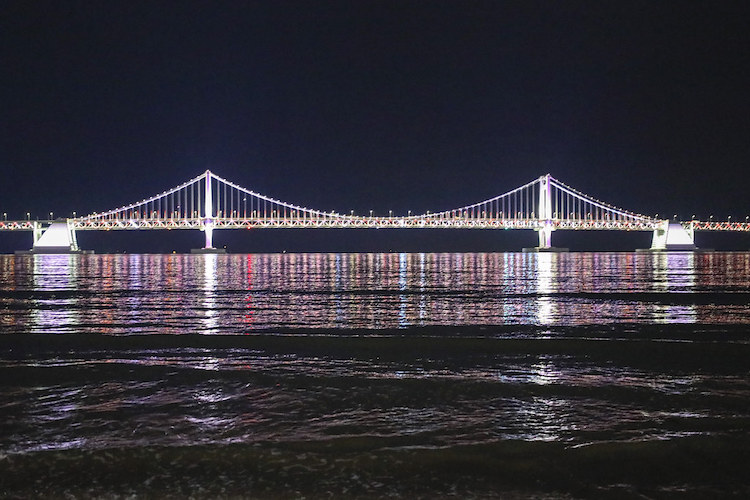 "廣安大橋, 廣安里海水浴場, 釜山廣域市, 韓國, 南韓, 大韓民國, Gwangandaegyo, Diamond Bridge, Gwangalli Beach, Busan, Pusan, Busan Metropolitan City, South Korea, Republic of Korea, ROK, Daehan Minguk, 광안대교, 광안리해수욕장, 부산, 광역시, 부산광역시, 대한민국" by bryan... is licensed with CC BY-SA 2.0. To view a copy of this license, visit https://creativecommons.org/licenses/by-sa/2.0/