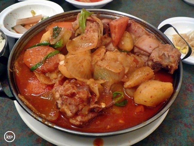 Dak Bokkeum Tang (Spicy braised chicken)
