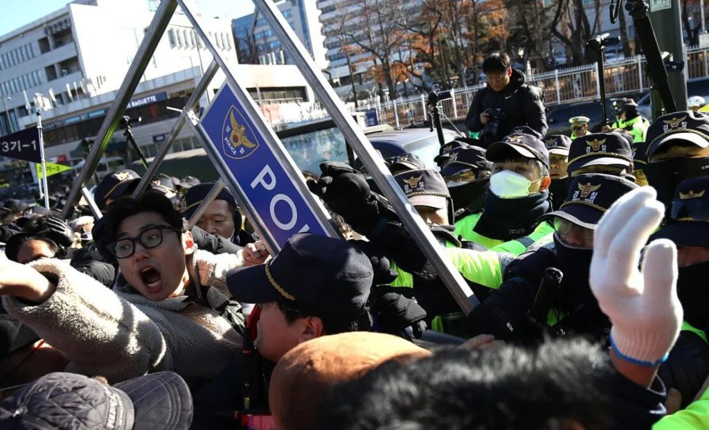 Dogs farmers scuffle with police officers during a protest on November 30, 2023 in Seoul, South Korea. | Source: Getty Images