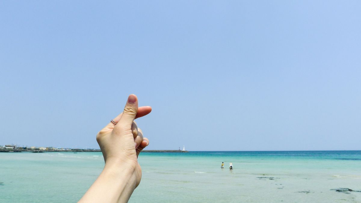 A Tourist's Guide to Popular Korean Hand Gestures KoreaTravelPost