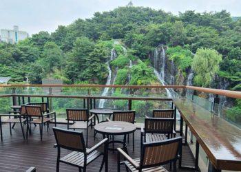 Nature in the Bustling City: Visit Waterfall Cafe Seoul for the Ultimate Cafe-Hopping Experience!  