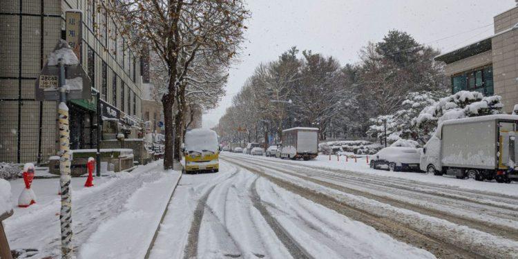 heavy snow korea travel disruption