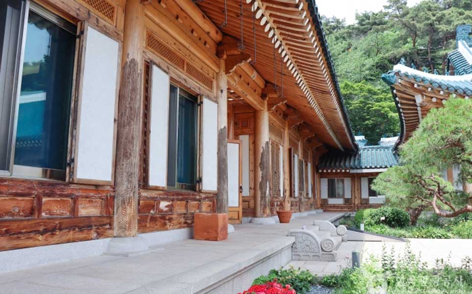 Cheong Wa Dae South Korea president office blue house